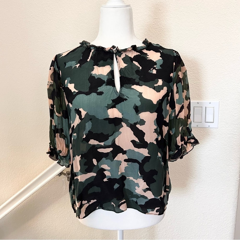 $198 Velvet by Graham & Spencer Vika Camo Print Blouse size M short sleeve - Picture 2 of 8